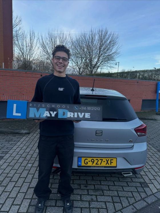 Geslaagde leerling van Rijschool Maydrive – Rijbewijs B