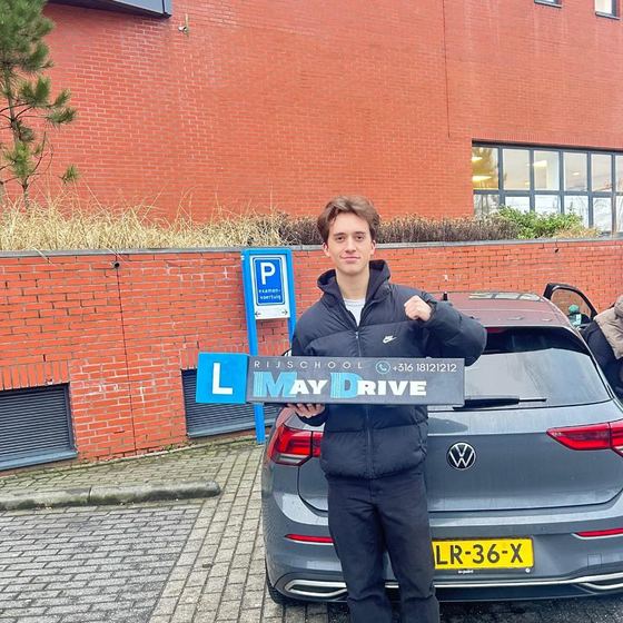 Geslaagde leerling van Rijschool Maydrive – Rijbewijs B