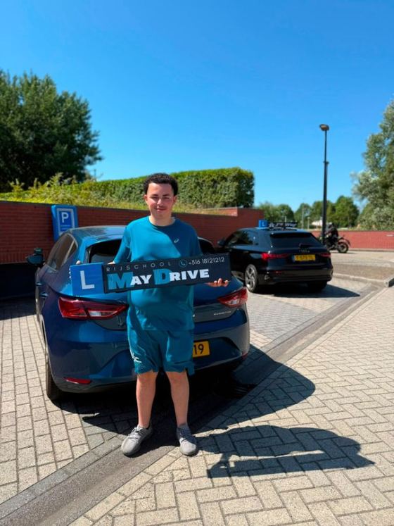 Geslaagde leerling van Rijschool Maydrive – Rijbewijs B