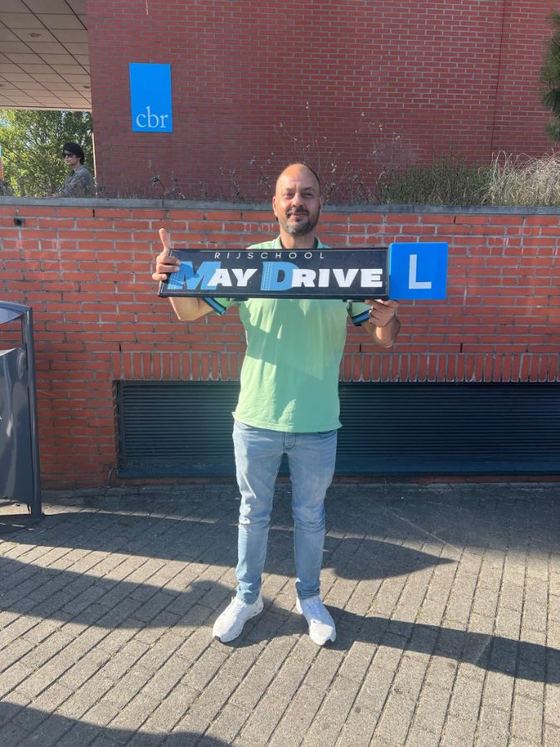 Geslaagde leerling van Rijschool Maydrive – Rijbewijs B