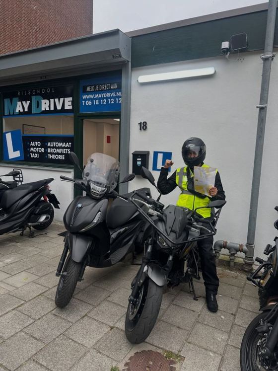 Geslaagde leerling van Rijschool Maydrive – Motor · AVD