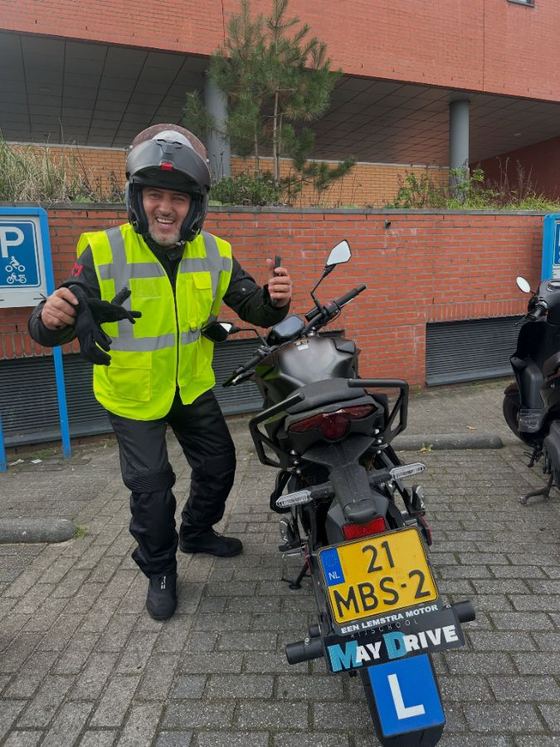 Geslaagde leerling van Rijschool Maydrive – Motor (A)