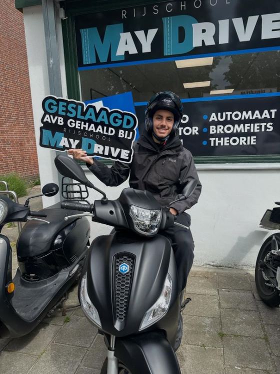 Geslaagde leerling van Rijschool Maydrive – Motor · AVB